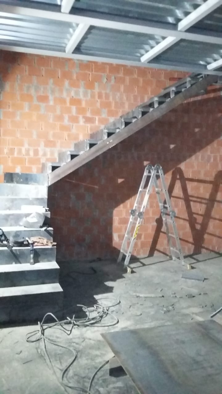 Металлический каркас лестницы под обшивку