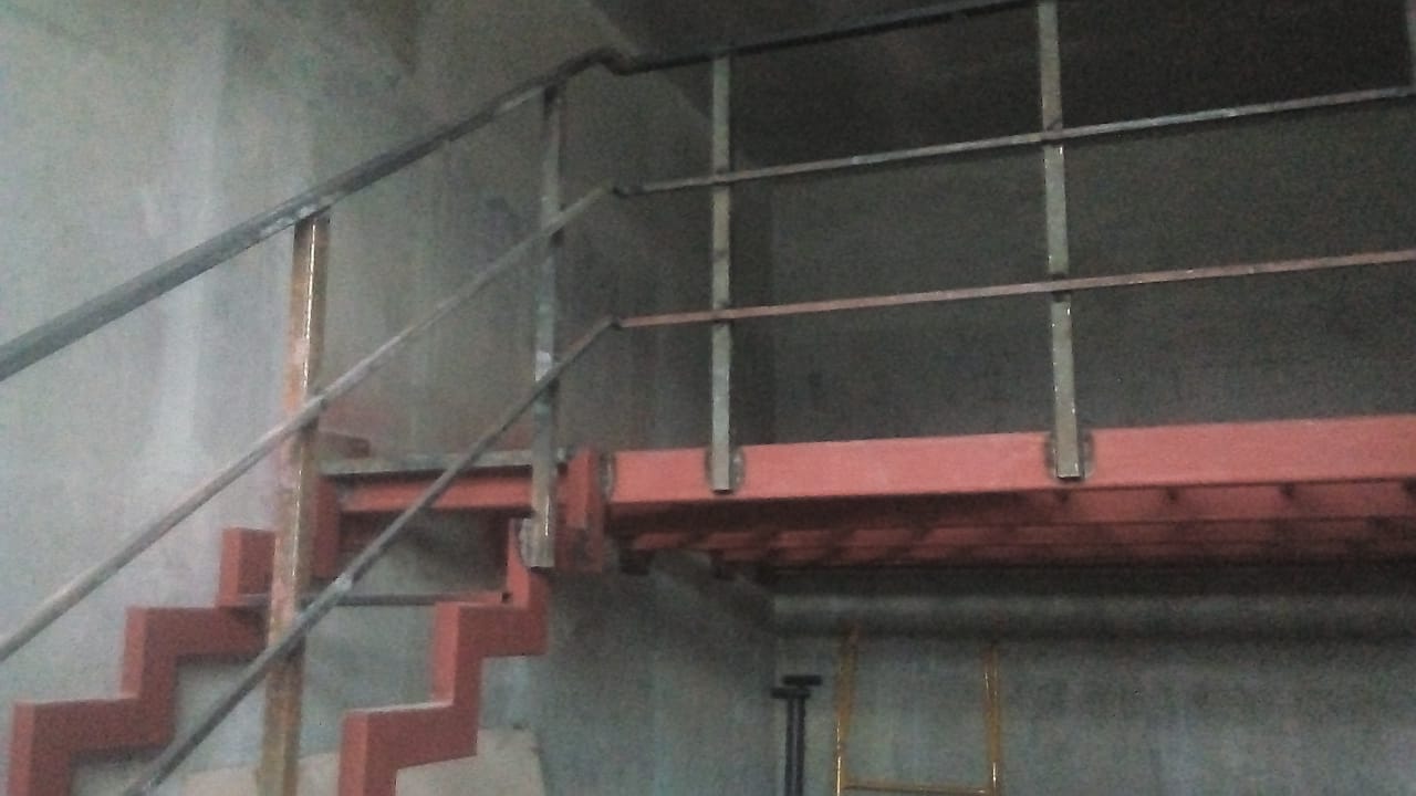Лестница к антресоли