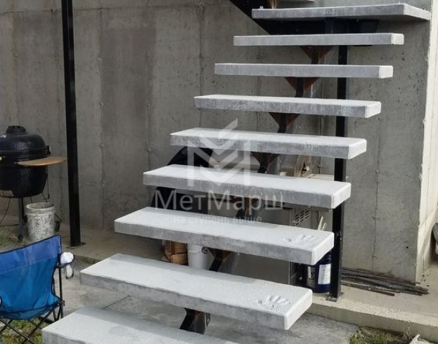 Монокосоур с мнолитными ступенями