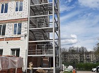 Две маршевые лестницы типа П3 высотой 12.5 м