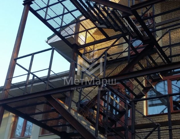 Маршевая лестница в дом престарелых
