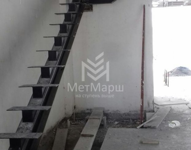 Лестница на монокосоуре Г-образная