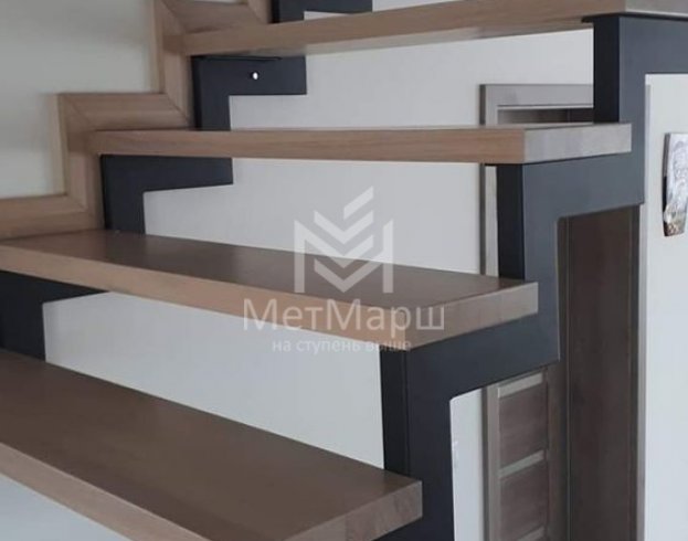 Металлическая лестница с деревяными ступенями