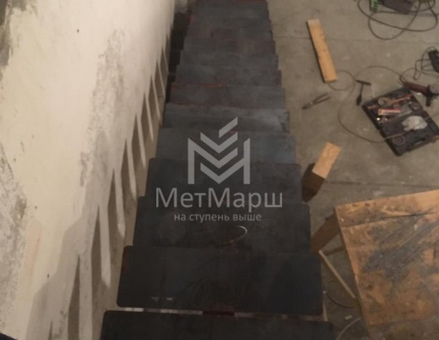 Лестницы на монокосоуре лофт