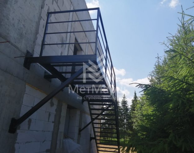 Лестница маршевая металлическая