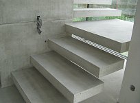 Бетонная лестница с забежными