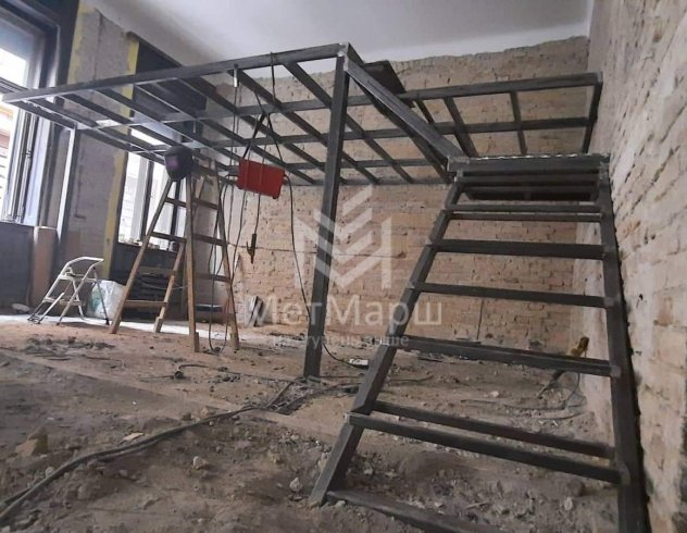 Второй этаж с деревом