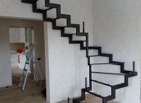 Лестница на ломанном косоуре под ключ