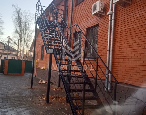 Лестница эвакуационная с переходной площадкой